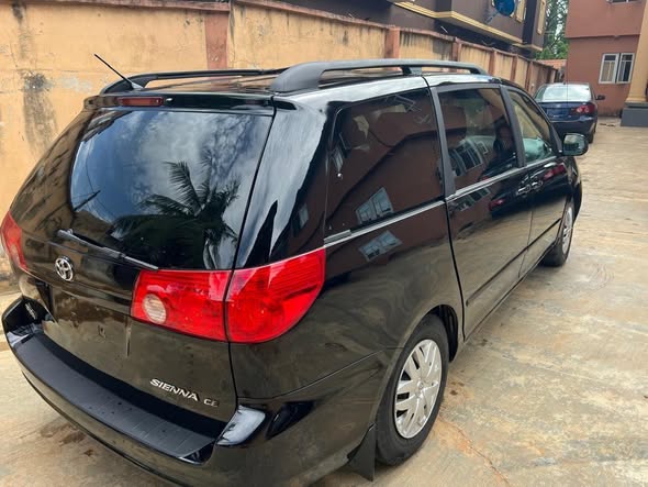 A picture of 2010 Toyota seinna