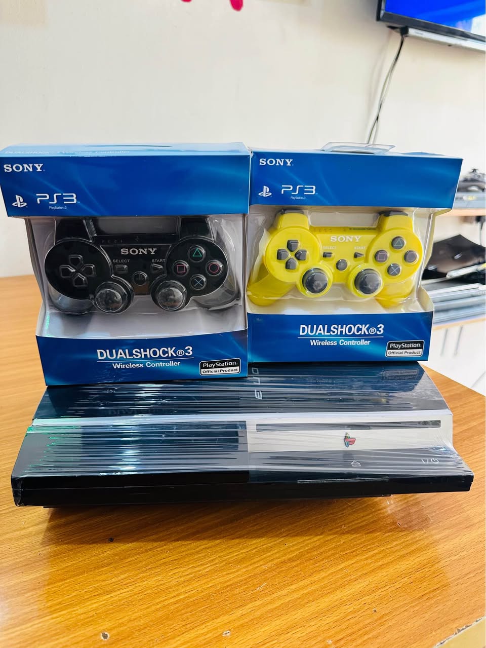 A picture of Ps3 fat game with two pads