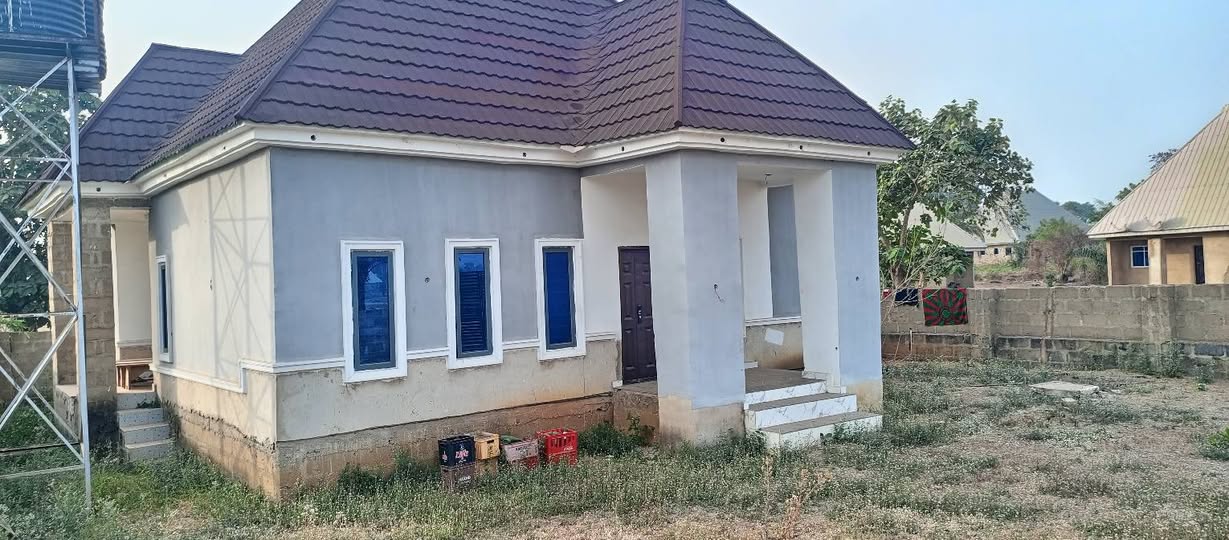 A picture of 3 bedroom flat en suites Abakpa by Gomora hotel At