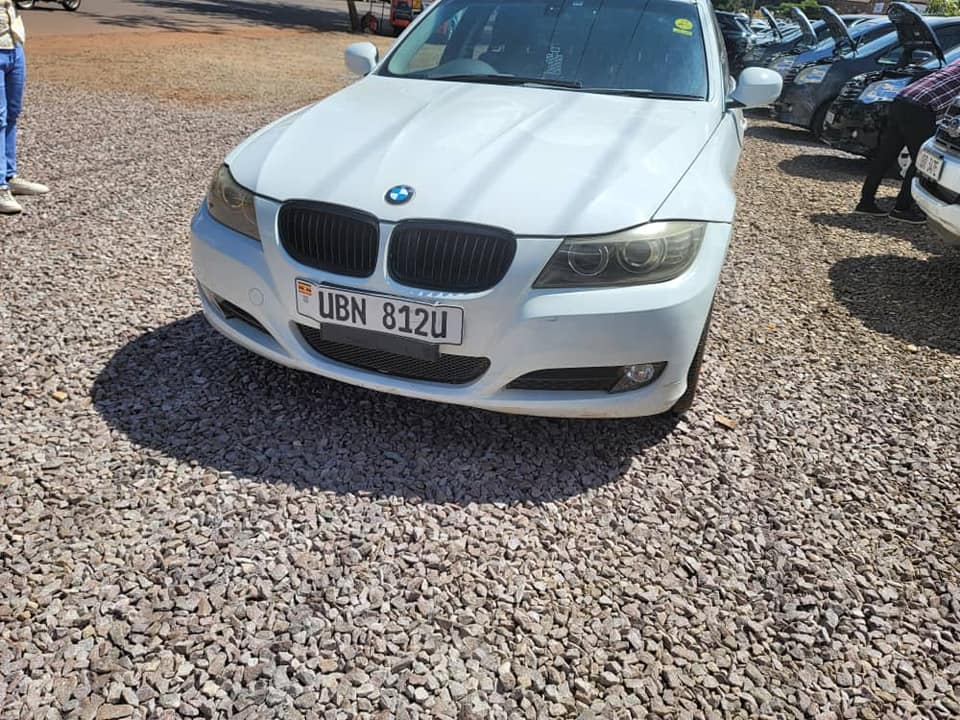 A picture of BMW E90 lady driven perfect inside out 2.0cc
