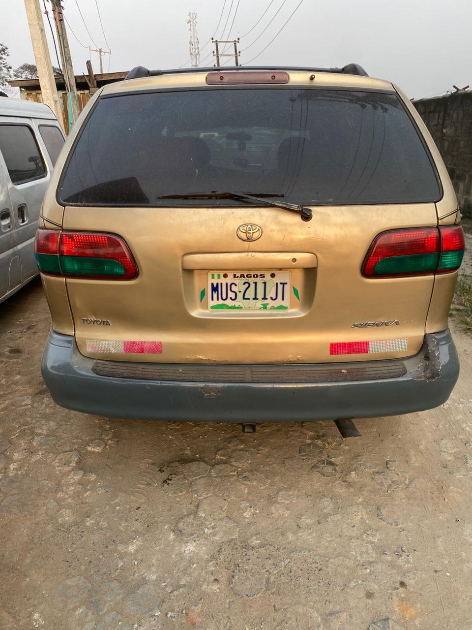A picture of TOYOTA SIENNA 2002