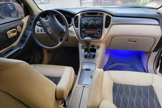 A picture of 2004 TOYOTA HIGHLANDER FOR SALE 3M