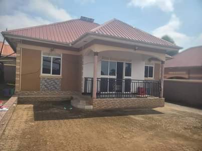 A picture of Semi Detached Bangalow on quick sale by owner along mukono