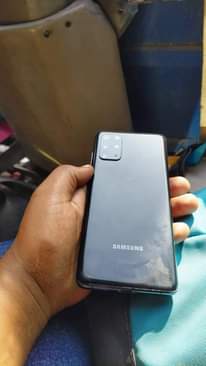 A picture of Sumsung s20 plus