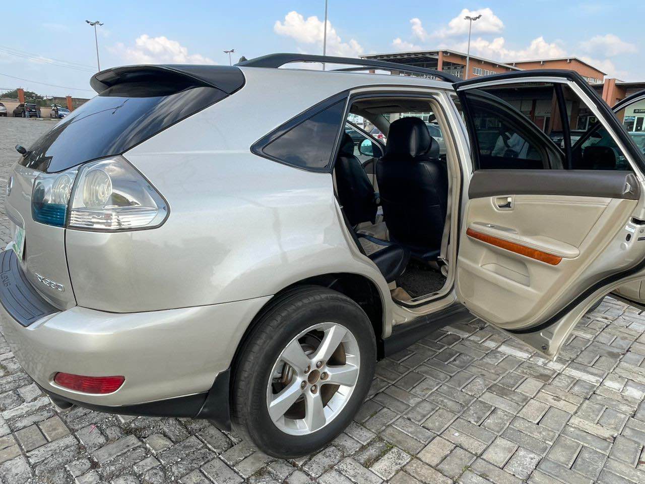 A picture of Lexus rx330 highest grade 2006