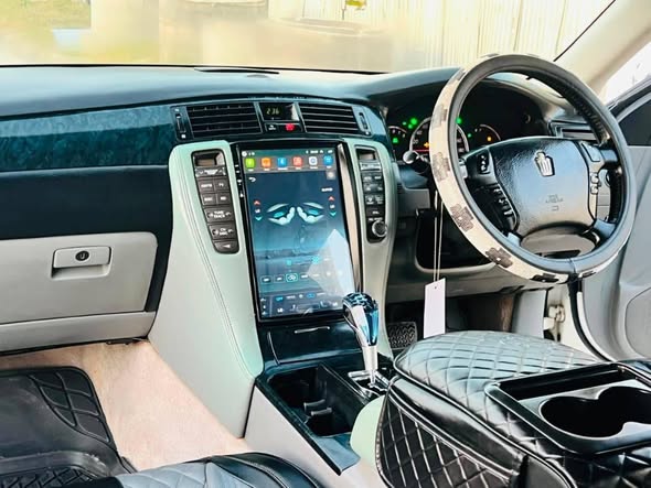 A picture of TOYOTA CROWN