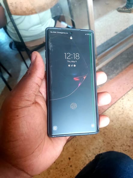 A picture of Samsung galaxy note10 256gb 8gbram clear cameras Cracked but working