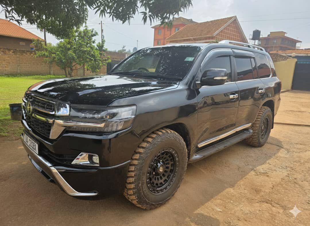A picture of Landcruiser V8 diesel engine 0700327795