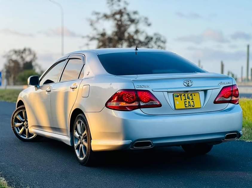 A picture of Toyota CROWN 
