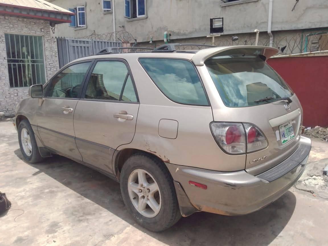 A picture of RX300 FIRST BODY 02 MODEL 4 WHILE DRIVE