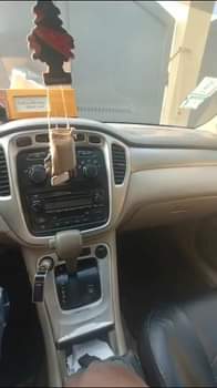A picture of Toyota Highlander 2005 Sound engine and gear AC 4 plugs
