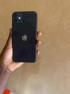 A picture of I phone 11 64 GB storage working face id 79