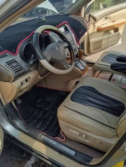 A picture of Lexus Rx330