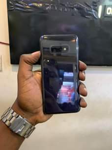 A picture of Samsung s10e 128gb ram 8gb 0692853914 bei 310 000 Finger