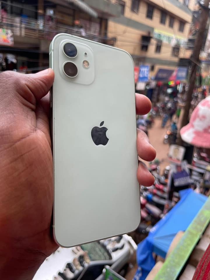 A picture of 64gb iPhone 12