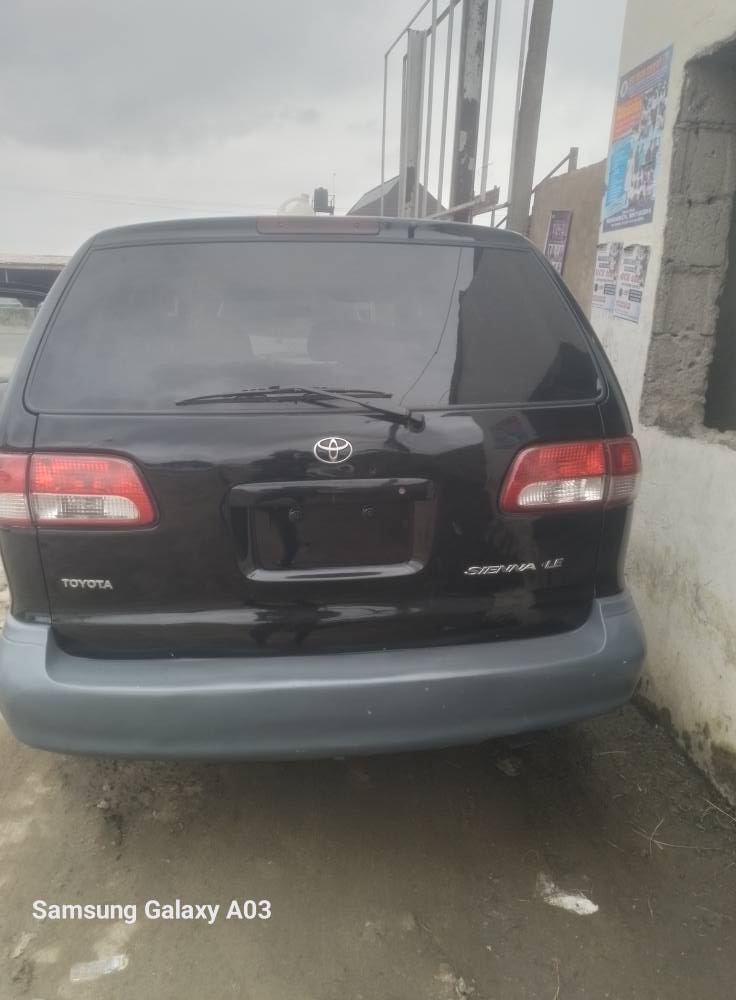 A picture of 08 Toyota sienna