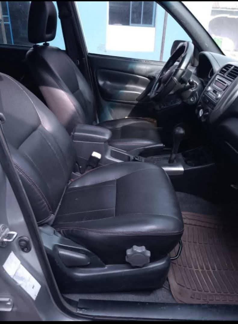 A picture of 2005 Toyota rav4