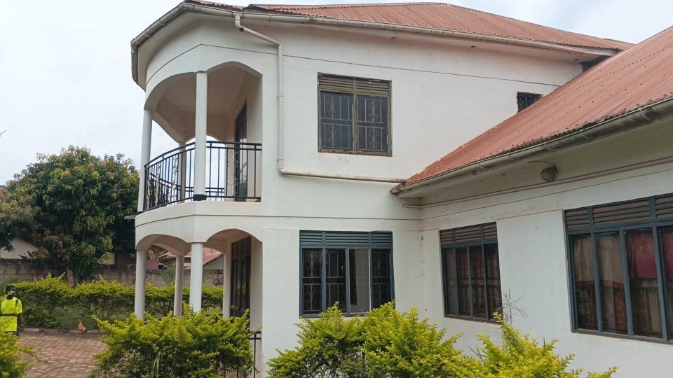 A picture of Quick deal Flat house of 6 bedrooms on plus garage