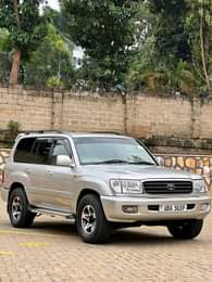 A picture of On sale Land cruiser v8 2004 anyone interested contact me