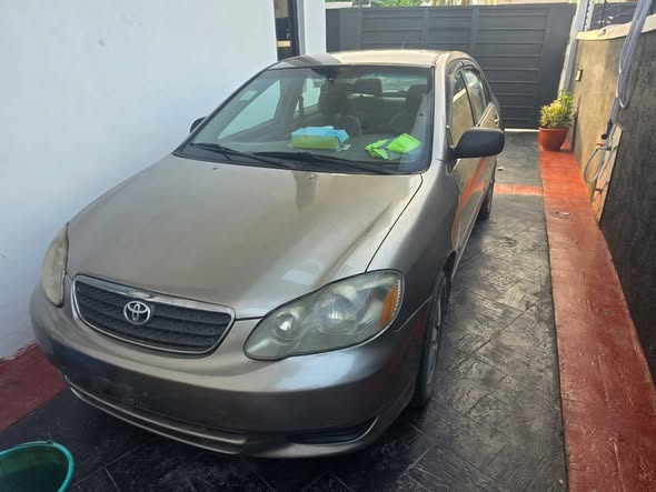 A picture of Toyota corolla model 04 clean use Location Victoria Island Lagos
