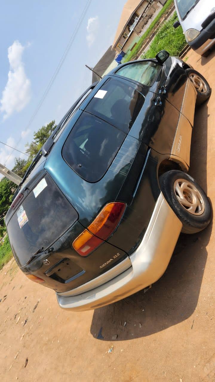 A picture of Registered Toyota sienna 2000 model