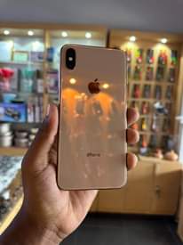 A picture of I phone xs max 64g