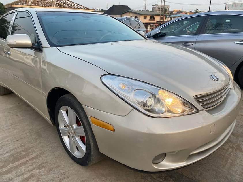 A picture of Lexus Es 330 working perfect engine ac chilling 