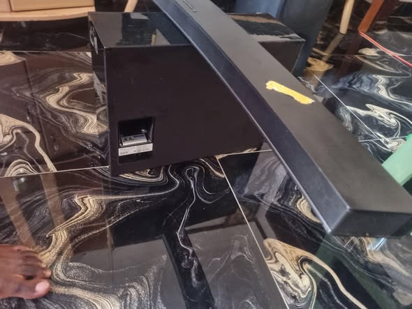 A picture of Quick Sumsung sound Bar curved