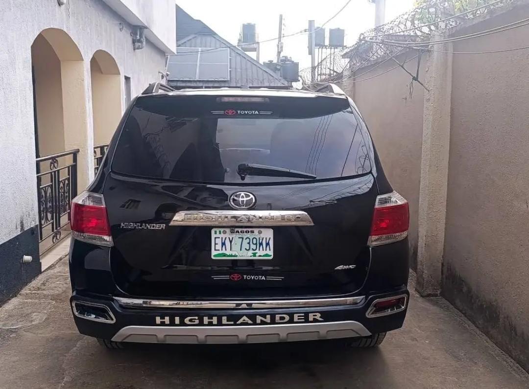 A picture of Toyota Highlander 2012 direct