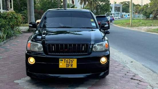 A picture of 2004 TOYOTA KLUGER OLD MODEL Automatic
