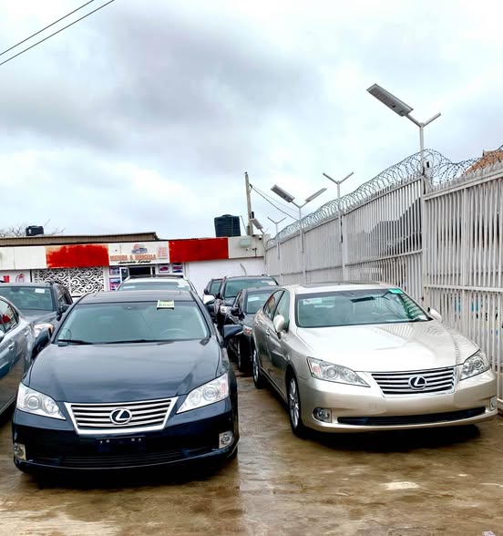 A picture of 2 UNITS OF 2011 LEXUS ES 350 AVAILABLE