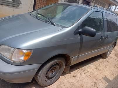A picture of Tokunbo standard Toyota sienna 2000