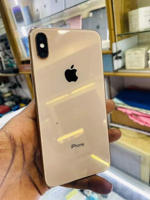 A picture of iPhone 8 plus 64gb 450.000 iPhone Xs max 64gb 800.000