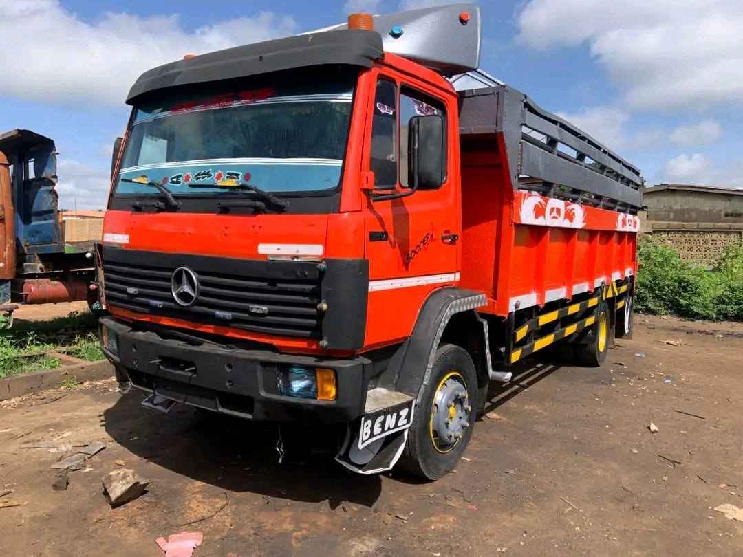 A picture of Mercedes truck 09014282164