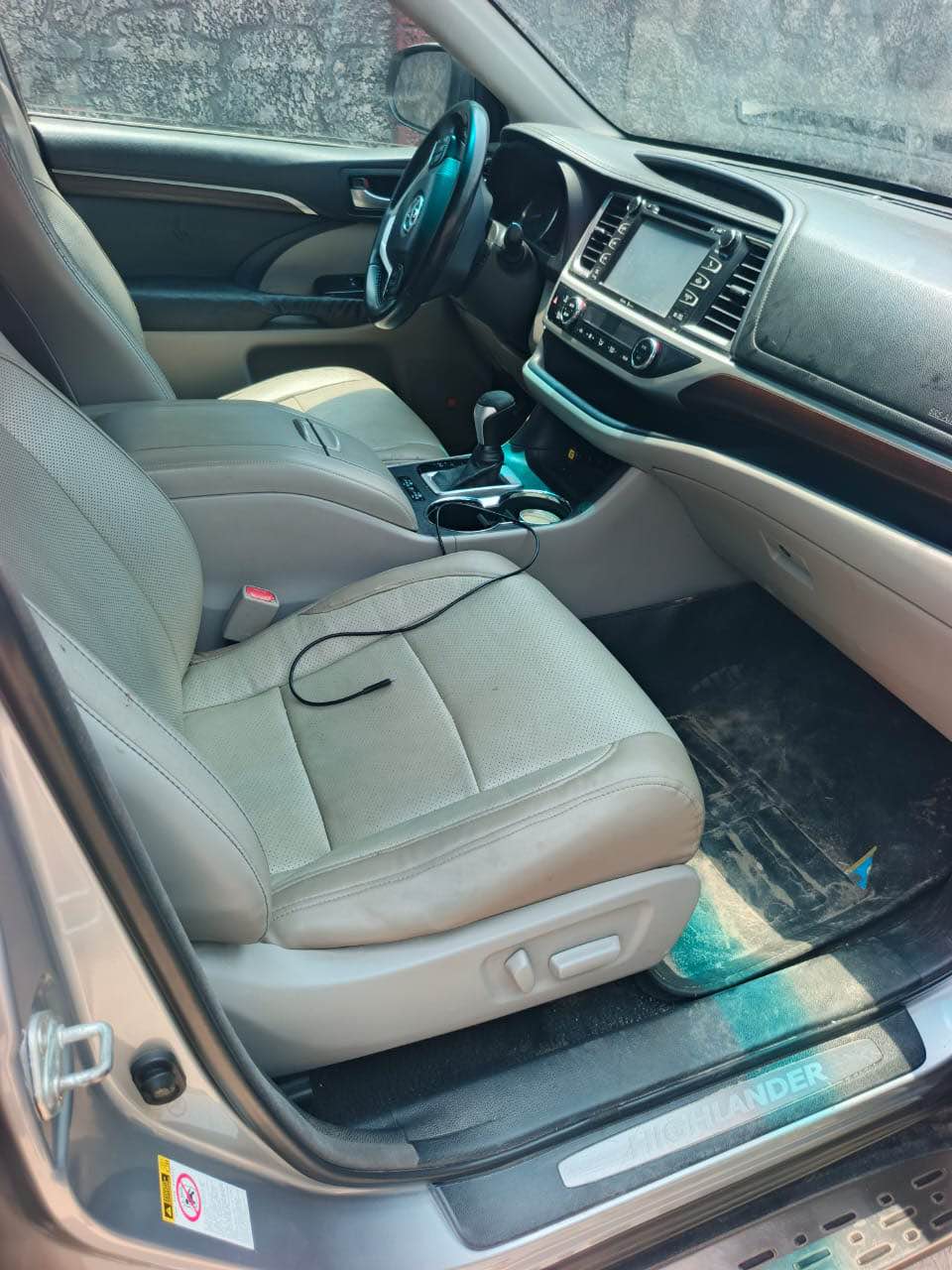 A picture of 2015 Toyota highlander Absolutely 1st body