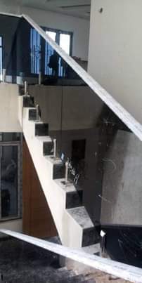 A picture of frameless glass handrails