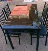 A picture of Dinning table kaliiii. 240000. Piga. 0789371473
