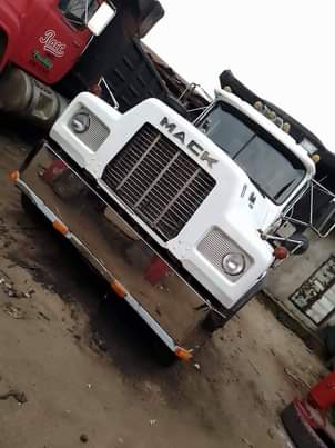 A picture of 1991 MACK R MODEL Mack