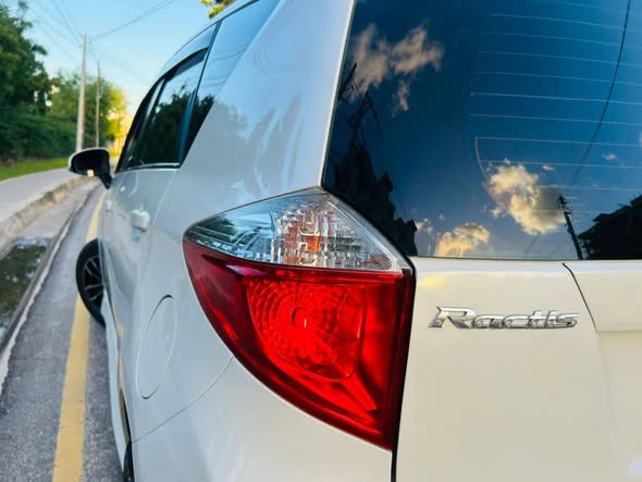 A picture of Toyota ractis new
