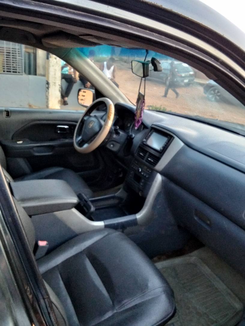 A picture of 2005 Honda pilot