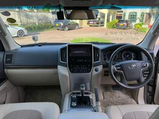 A picture of TOYOTA LANDCRUISER LC200
