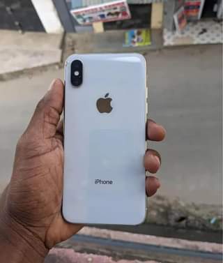 A picture of Iphone x Gb 256 Imezima tu ikiwa charge Nauza kaa