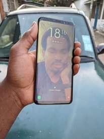 A picture of Samsung S9 Gb 256 kipengele kiji creck kwa mbali sana