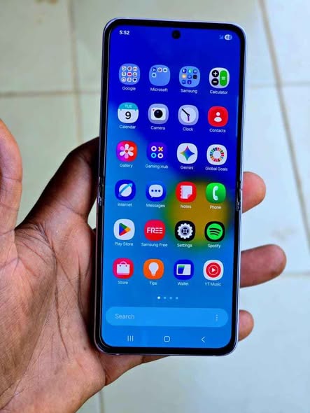 A picture of Samsung Galaxy Z Flip3 5G Phone of 128GB 8GB RAM