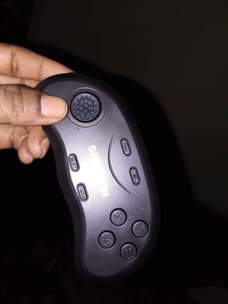A picture of VAr full box na pad yake ya kucheza game ina