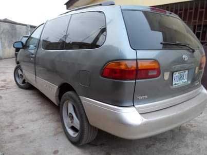 A picture of Toyota sienna 1999