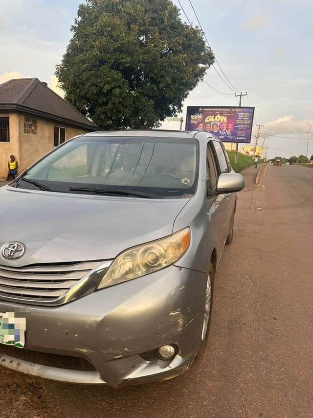 A picture of 2010 Toyota sienna. 08036407690