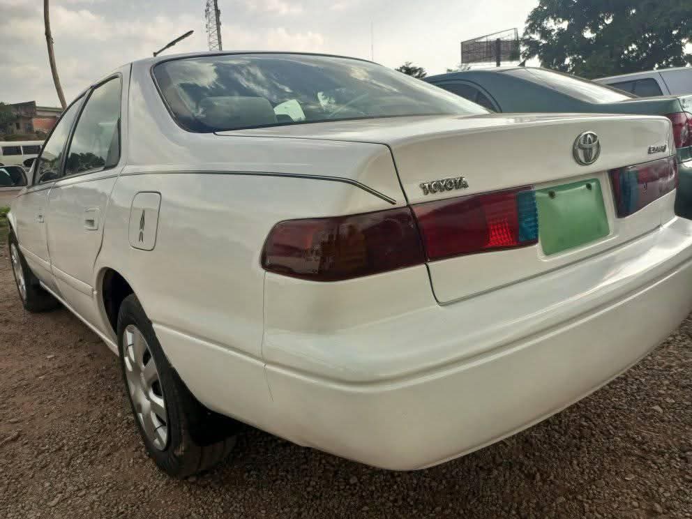 A picture of 2001 TOYOTA CAMRY LE