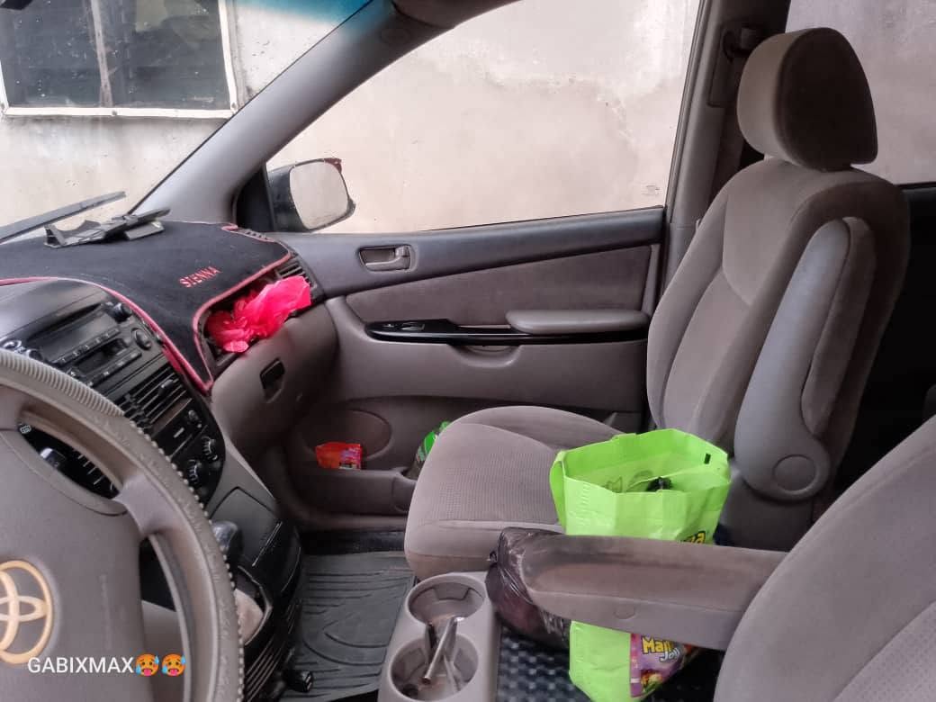 A picture of Toyota Sienna 04 Model