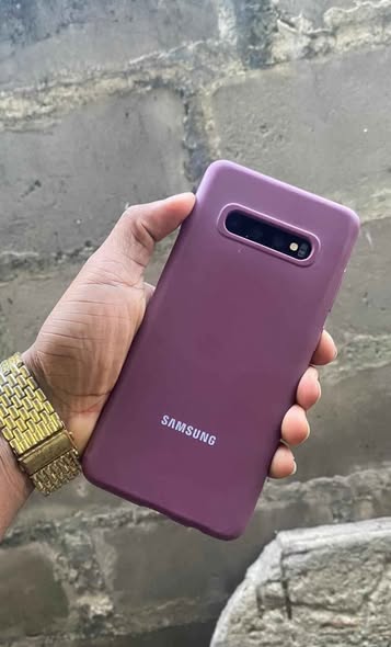 A picture of SAMSUNG S10 PLUS